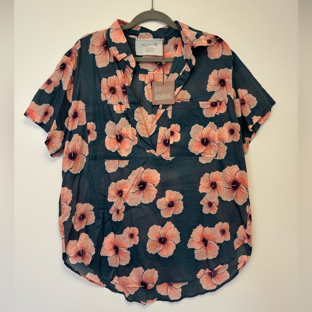 NWT. Acacia RTW. Ulupalakua Top in Hibiscus